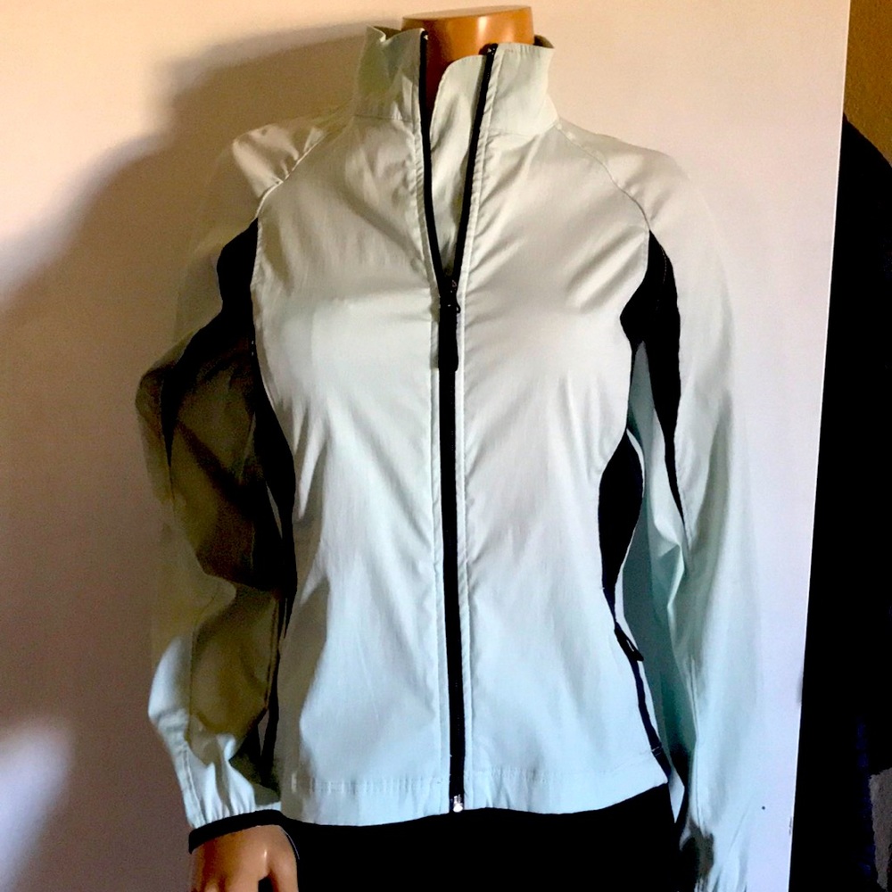 Prospirit jacket/windbreaker with high neck and inside pockets. Size small